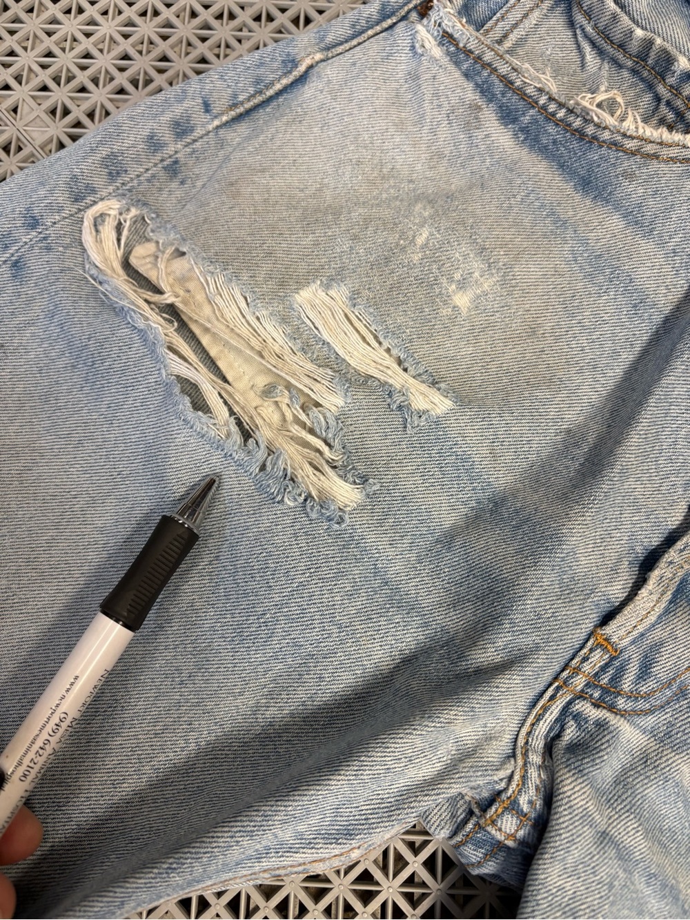 Vintage Levi's 501 Light Wash Distressed Button-Fly Blue Jeans Y2K - Picture 12 of 16